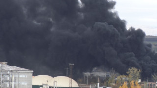 Голям пожар пламна около района на бившия завод "Сила"