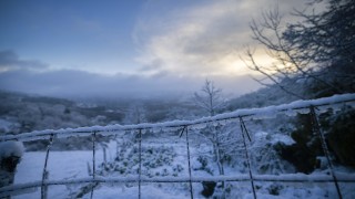 Екипите на Електрохолд продължават да отстраняват повредите по електроразпределителната мрежа