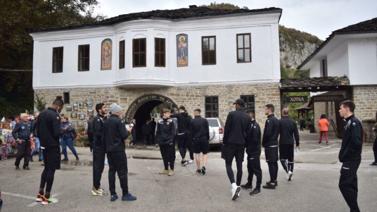 Футболистите на Локомотив (Пловдив) посетиха Дряновския манастир преди двубоя с Етър