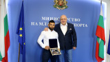 Министър Кралев награди бронзовия медалист от Световното първенство по вдигане на тежести Божидар Андреев