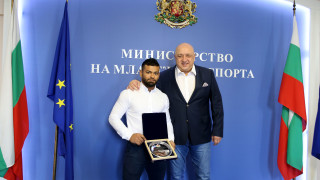 Министърът на младежта и спорта Красен Кралев награди с почетен