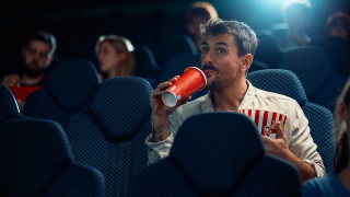 Да се настаним удобно в кино салона за да гледаме