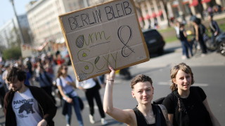 Хиляди излязоха по улиците на Берлин в знак на протест
