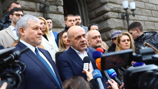 Със заявка за решения и отговорност ГЕРБ/СДС внесе 9999 подписа в ЦИК