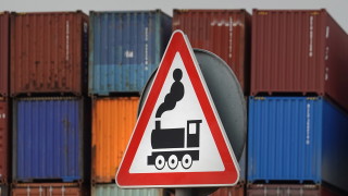 Локомотив и около 20 вагона от товарен влак са дерайлирали