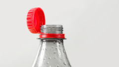 Защо капачките на някои пластмасови бутилки са закрепени към тях