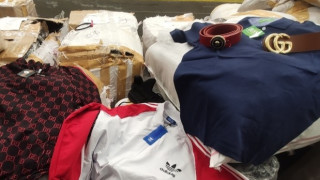 Митнически служители са задържали огромно количество дрехи имитации на световноизвестни