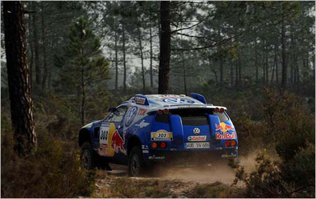 Карлос Сайнц доближи Соуса в рали "Дакар"