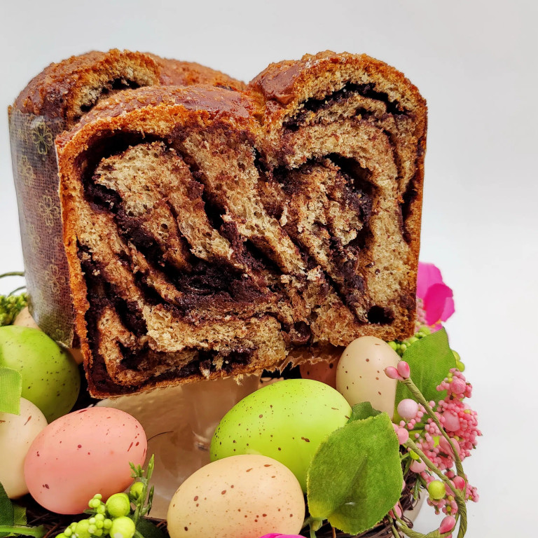 Козунакът на Vanilla Kitchen с шоколад, тахан и стафиди