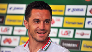 Просто тренира с нас не водим преговори с него уточни