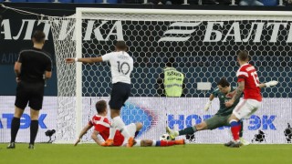 Руският защитник Роман Нойщетер който играе за турския Фенербахче Истанбул