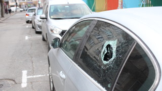 Обвиняват мъжа, счупил стъклата на десетки коли в Благоевград