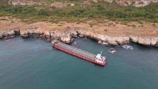 Започна операцията за изваждането на турския кораб Vera SU, заседнал до Камен бряг