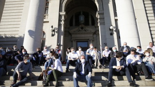 Опозицията в Сърбия поднови протестите пред сградата на парламента в