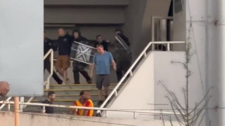 Нападнатият с нож фен на Левски в Северна Македония остава