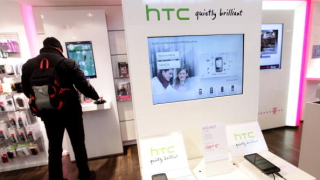HTC отново на червено: търси спасението си далеч от смартфоните