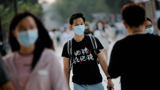 Висш китайски здравен служител предупреди местните да не докосват чужденци
