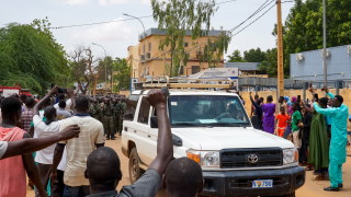 Франция започва евакуация на френски и европейски граждани от Нигер