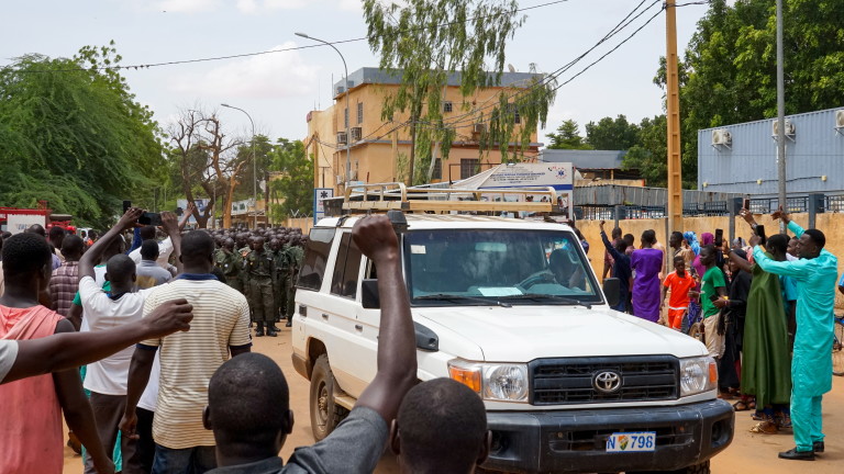 Франция започва евакуация на френски и европейски граждани от Нигер.