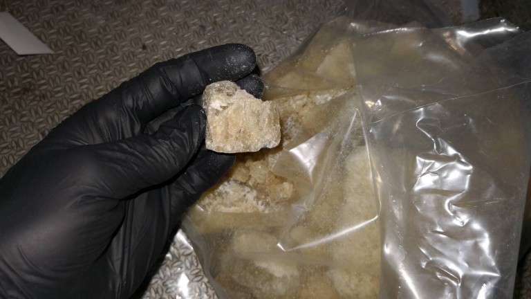 Властите в Гърция откриха 11 килограма хероин в багаж на