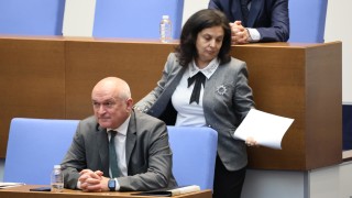 Парламентът започна днешното си заседание относно съдебните дела за вписването