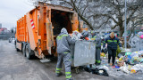 Столична община продължава почистването на районите, засегнати от кризата с боклука