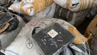 Митничари задържаха близо 44 хил фалшиви маркови дрехи и маратонки