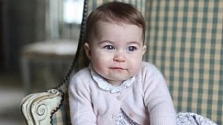 Едногодишната принцеса Шарлот има червило на нейно име