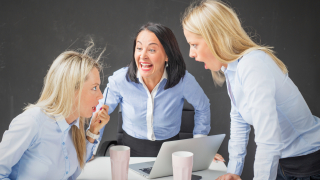 Топлите приятелски отношения между колегите в работния екип са прекрасни