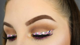 Тенденция назаем: очна линия на цветя