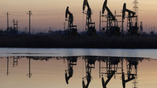 Цената на нефта падна под 79 долара