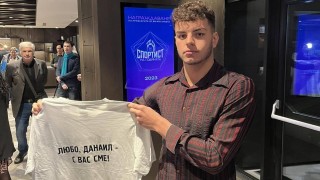 Младата надежда на България в плуването Петър Мицин подаде ръка