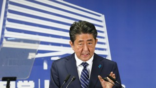 След решителната победа на парламентарните избори японският премиер Шиндзо Абе