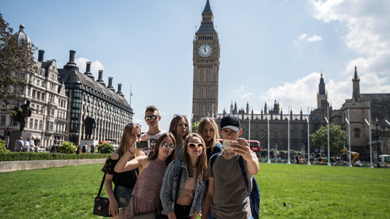 Туристи заливат Великобритания заради по-евтиния паунд