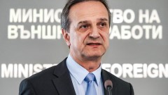 МВнР: Гласуването в чужбина върви по конец, само една машина се е развалила