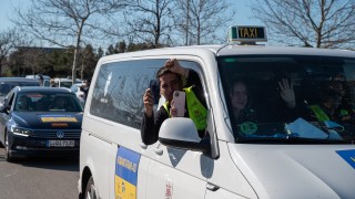 Конвой от автомобили от Мариупол си проправя път