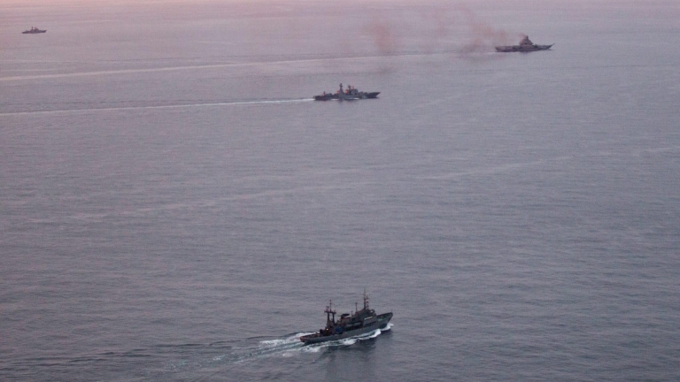 Великобритания следи руските военни кораби