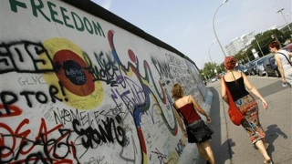 Ремонтират Берлинската стена