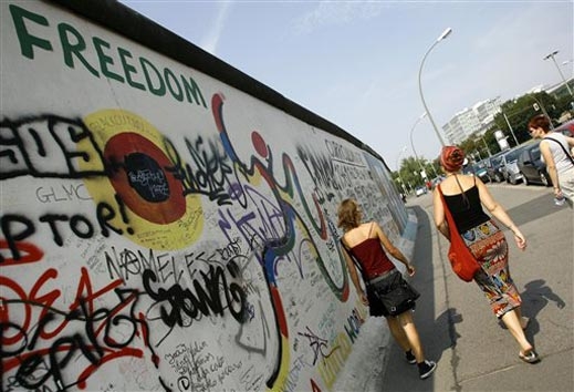 Ремонтират Берлинската стена