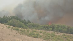 Евакуираха превантивно хора заради пожара в Изворище