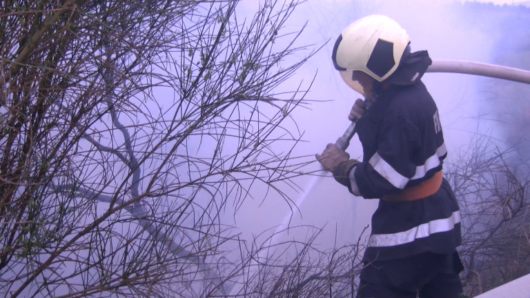 Пожар в Приморско прати жена в болница с изгаряния 