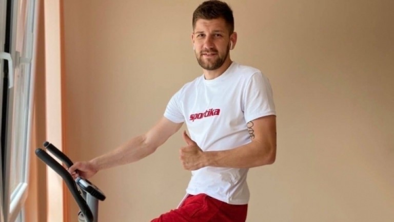 Български футболист с COVID-19 тренира по два пъти на ден