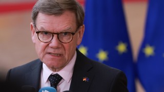 Германският външен министър Йохан Вадефул разговаря по телефона с държавния