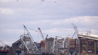 Разтоварват кораба, срутил моста в Балтимор