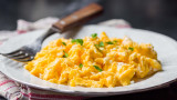 Бъркани яйца, приготвени идеално пухкави и без “тайна” съставка