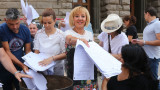 Мая Манолова на протест пред НС заради машинното гласуване