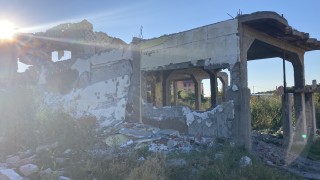 Изселиха 12 самонастанили се семейства от стара сграда на казарма