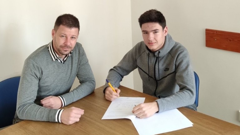 Юношата на Левски Иван Андонов подписа професионален договор с клуба
