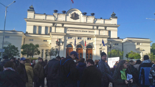 Яйца по парламента - срещу Изборния кодекс и „пенсионните идеи” на Горанов