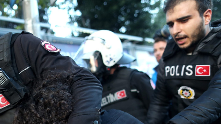 Турската полиция задържа 25 предполагаеми бойци на ИДИЛ в операции